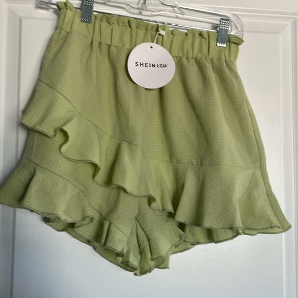 SHEIN Pants - Women’s SHEIN Shorts XS NWT $25 Excellent Condition green